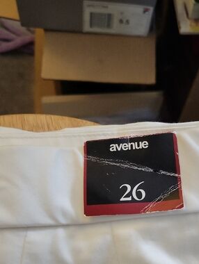 Avenue White Women’s Shorts Bermudas